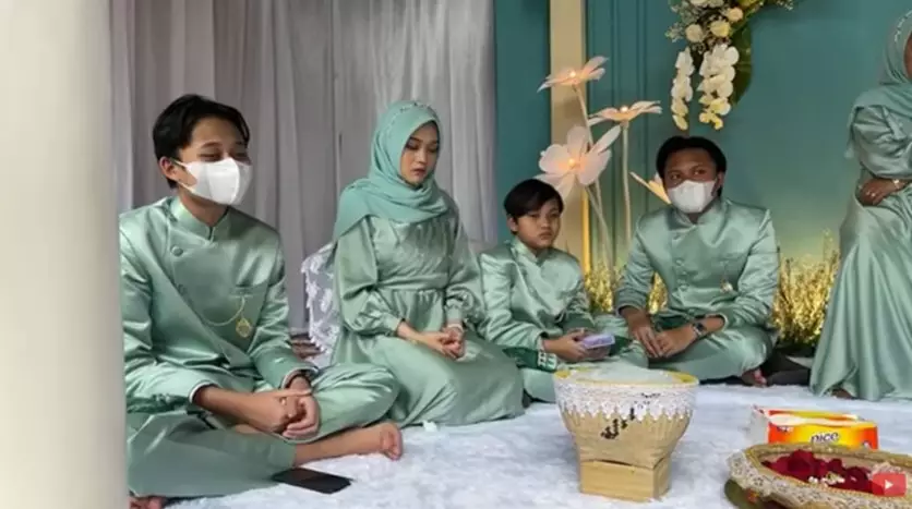 Momen tasyakuran 7 bulanan Nathalie Holscher dari berbagai sumber Momen tasyakuran 7 bulanan Nathalie Holscher dari berbagai sumber