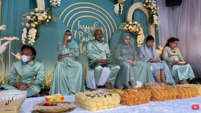 Momen tasyakuran 7 bulanan Nathalie Holscher dari berbagai sumber Momen tasyakuran 7 bulanan Nathalie Holscher dari berbagai sumber