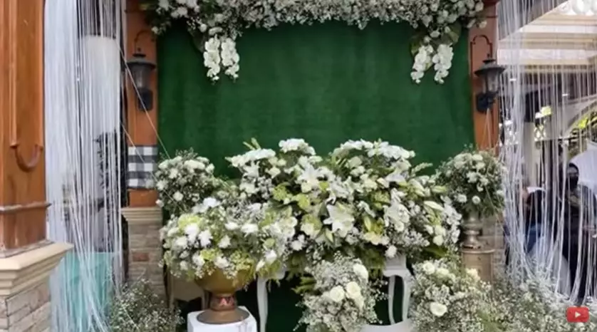 Momen tasyakuran 7 bulanan Nathalie Holscher dari berbagai sumber Momen tasyakuran 7 bulanan Nathalie Holscher dari berbagai sumber