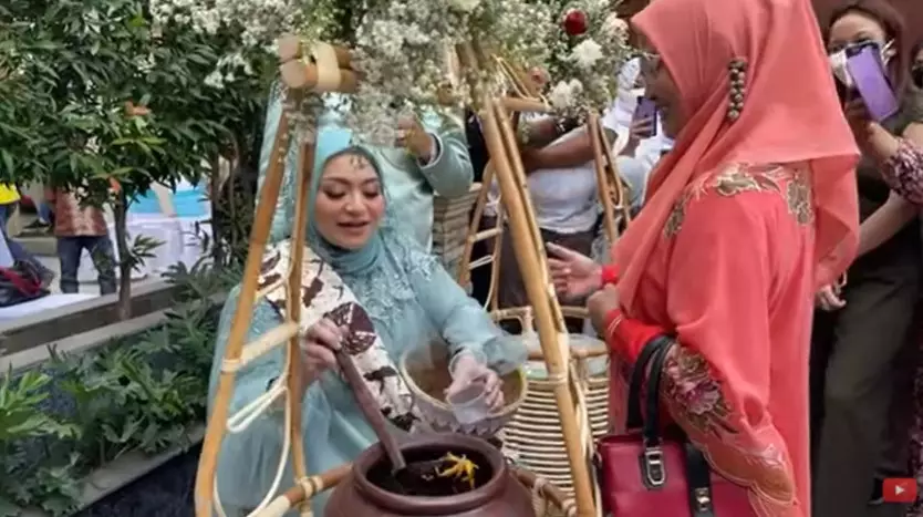 Momen tasyakuran 7 bulanan Nathalie Holscher dari berbagai sumber Momen tasyakuran 7 bulanan Nathalie Holscher dari berbagai sumber