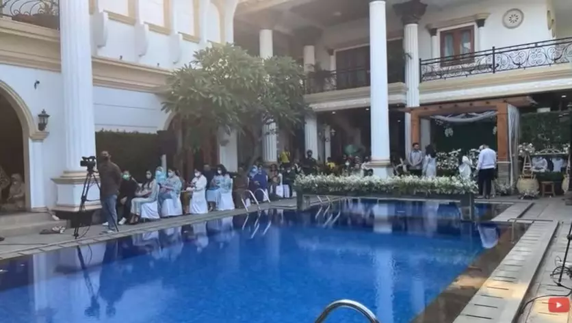 Momen tasyakuran 7 bulanan Nathalie Holscher dari berbagai sumber Momen tasyakuran 7 bulanan Nathalie Holscher dari berbagai sumber