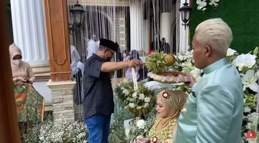 Momen tasyakuran 7 bulanan Nathalie Holscher dari berbagai sumber Momen tasyakuran 7 bulanan Nathalie Holscher dari berbagai sumber