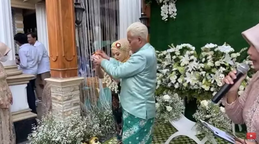 Momen tasyakuran 7 bulanan Nathalie Holscher dari berbagai sumber Momen tasyakuran 7 bulanan Nathalie Holscher dari berbagai sumber