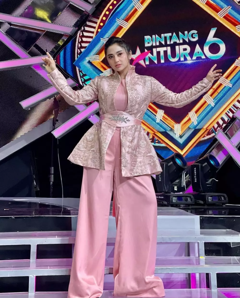 Seleb cantik jadi korban penipuan © Instagram