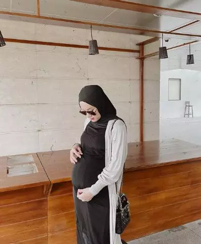 Gaya 11 penyanyi cantik pamer baby bump © berbagai sumber