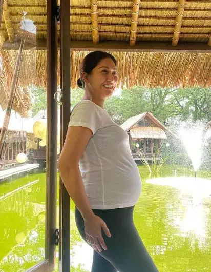 Gaya 11 penyanyi cantik pamer baby bump © berbagai sumber