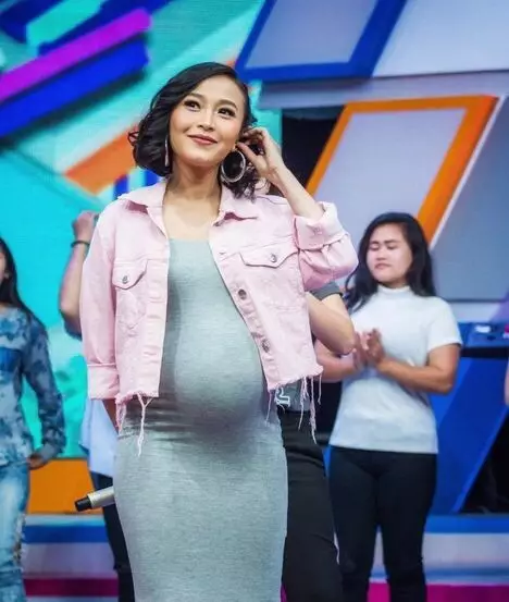 Gaya 11 penyanyi cantik pamer baby bump © berbagai sumber