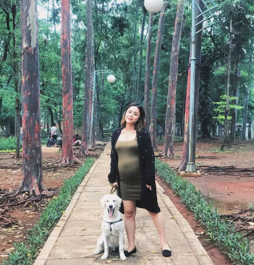 Gaya 11 penyanyi cantik pamer baby bump © berbagai sumber