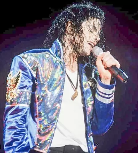 busana manggung Michael Jackson © 2021 brilio.net