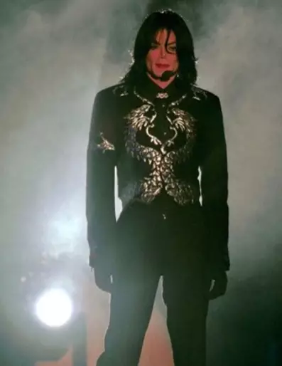 busana manggung Michael Jackson © 2021 brilio.net