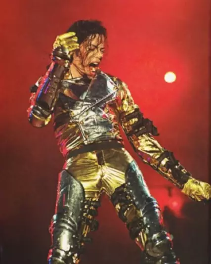 busana manggung Michael Jackson © 2021 brilio.net