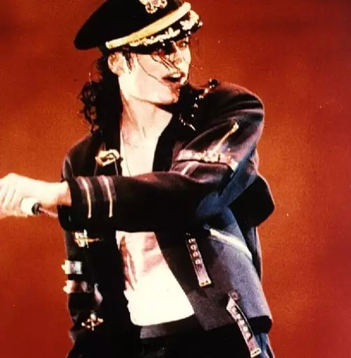 busana manggung Michael Jackson © 2021 brilio.net