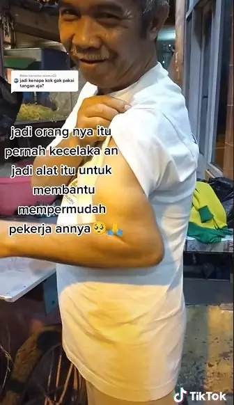 Pedagang nasi goreng di Malang pakai robot © 2021 TikTok Pedagang nasi goreng di Malang pakai robot © 2021 TikTok