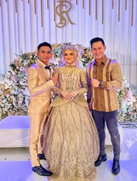 Gaya seleb hadiri resepsi Ridho DA dari berbagai sumber Gaya seleb hadiri resepsi Ridho DA dari berbagai sumber