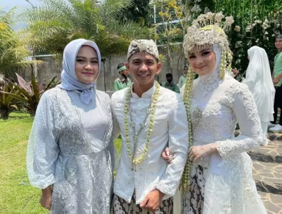 Gaya seleb hadiri resepsi Ridho DA dari berbagai sumber Gaya seleb hadiri resepsi Ridho DA dari berbagai sumber