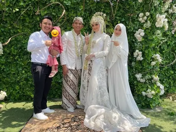 Gaya seleb hadiri resepsi Ridho DA dari berbagai sumber Gaya seleb hadiri resepsi Ridho DA dari berbagai sumber