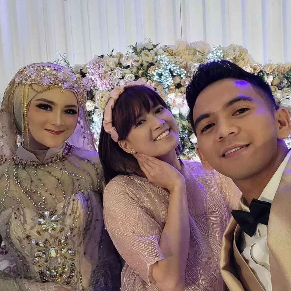 Gaya seleb hadiri resepsi Ridho DA dari berbagai sumber Gaya seleb hadiri resepsi Ridho DA dari berbagai sumber