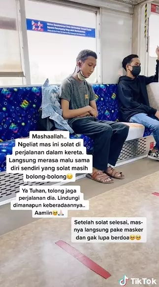 Momen pria salat sambil duduk di KRL © 2021 TikTok Momen pria salat sambil duduk di KRL © 2021 TikTok