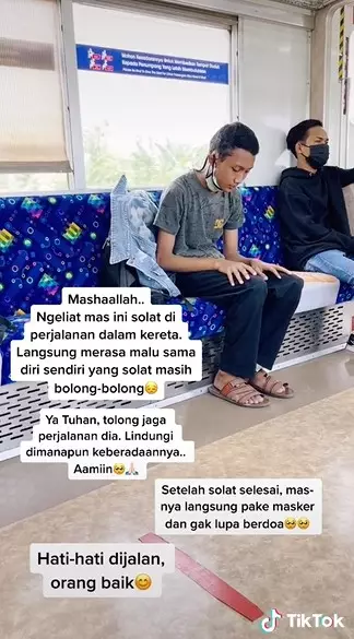 Momen pria salat sambil duduk di KRL © 2021 TikTok Momen pria salat sambil duduk di KRL © 2021 TikTok
