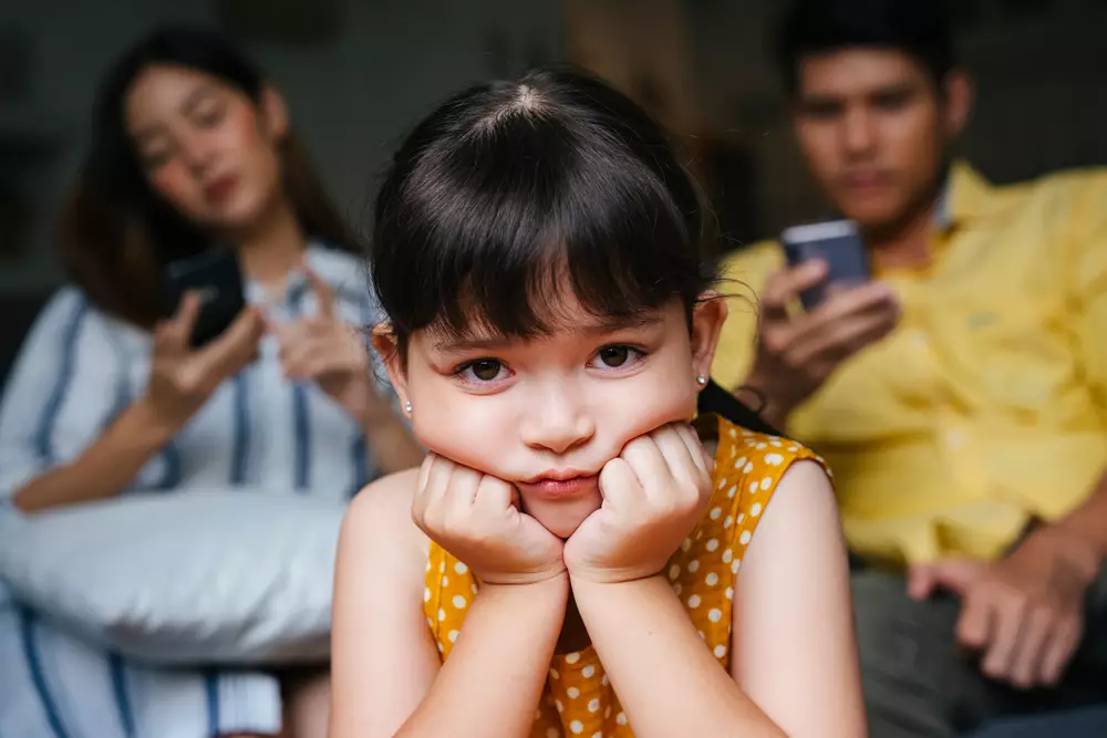 dampingi anak main gadget © 2021 berbagai sumber