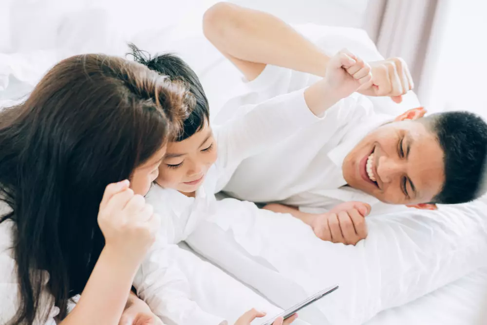 dampingi anak main gadget © 2021 berbagai sumber