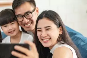 7 Panduan dampingi anak main gadget, aman dan cegah kecanduan