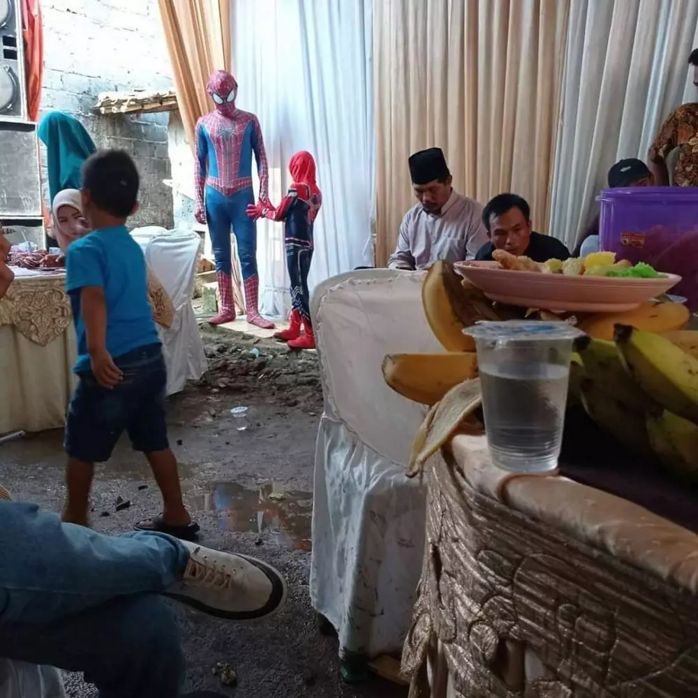 orang pakai kostum aneh-aneh waktu kondangan © 2021 1cak.com