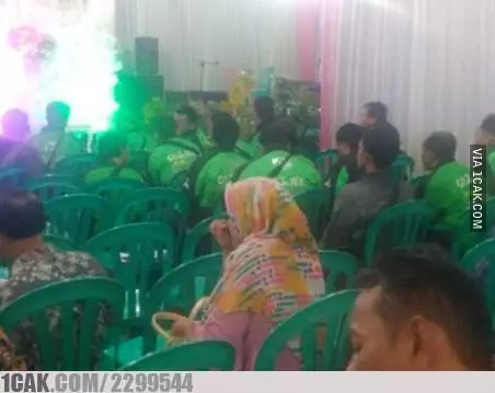 orang pakai kostum aneh-aneh waktu kondangan © 2021 1cak.com