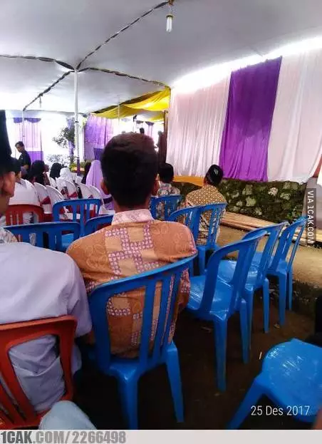 orang pakai kostum aneh-aneh waktu kondangan © 2021 1cak.com