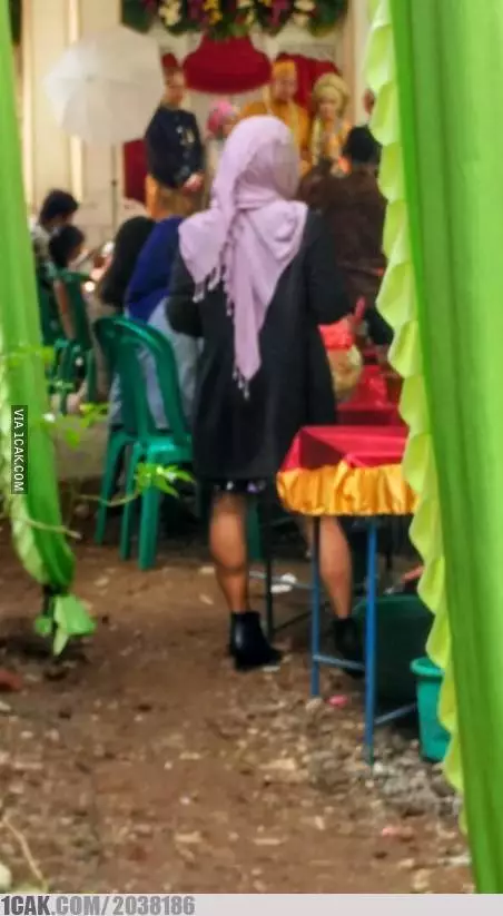 orang pakai kostum aneh-aneh waktu kondangan © 2021 1cak.com