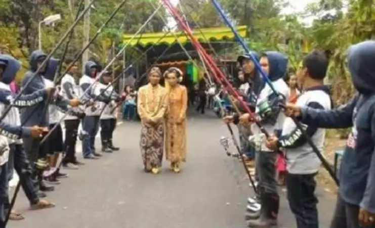 orang pakai kostum aneh-aneh waktu kondangan © 2021 1cak.com