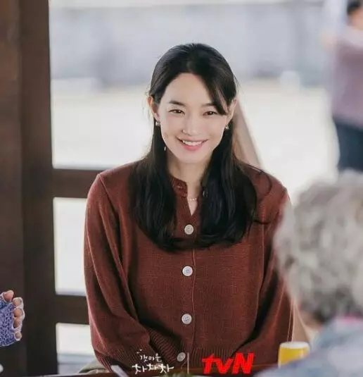 Ide outfit Shin Min-a dari berbagai sumber