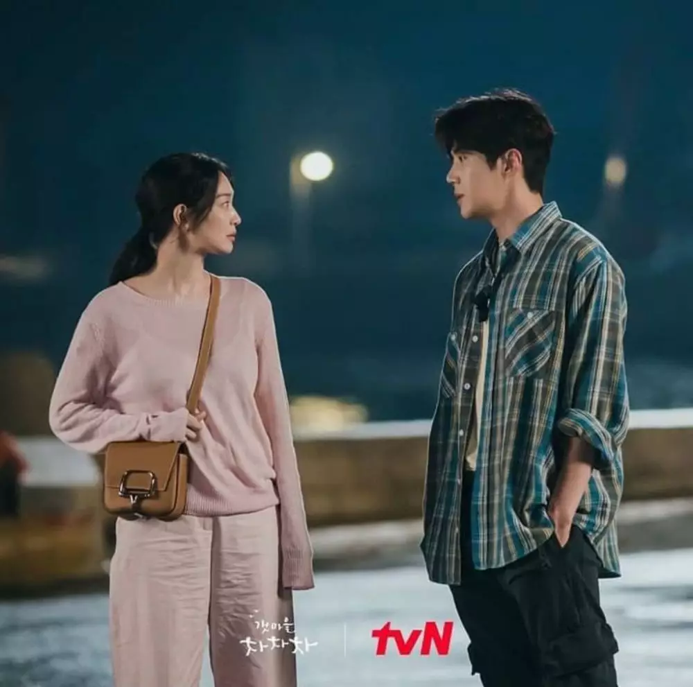 Ide outfit Shin Min-a dari berbagai sumber