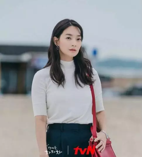Ide outfit Shin Min-a dari berbagai sumber