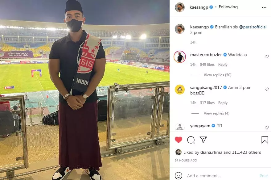 Kaesang tampil bersarung di stadion © Instagram/@kaesangp