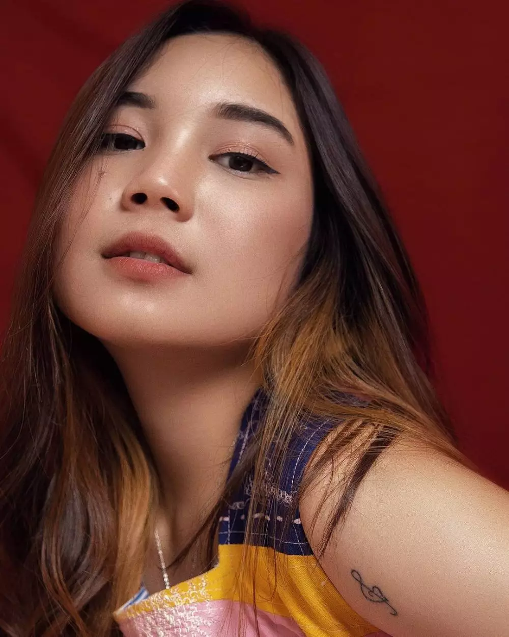penyanyi cantik ini punya tato dari berbagai sumber
