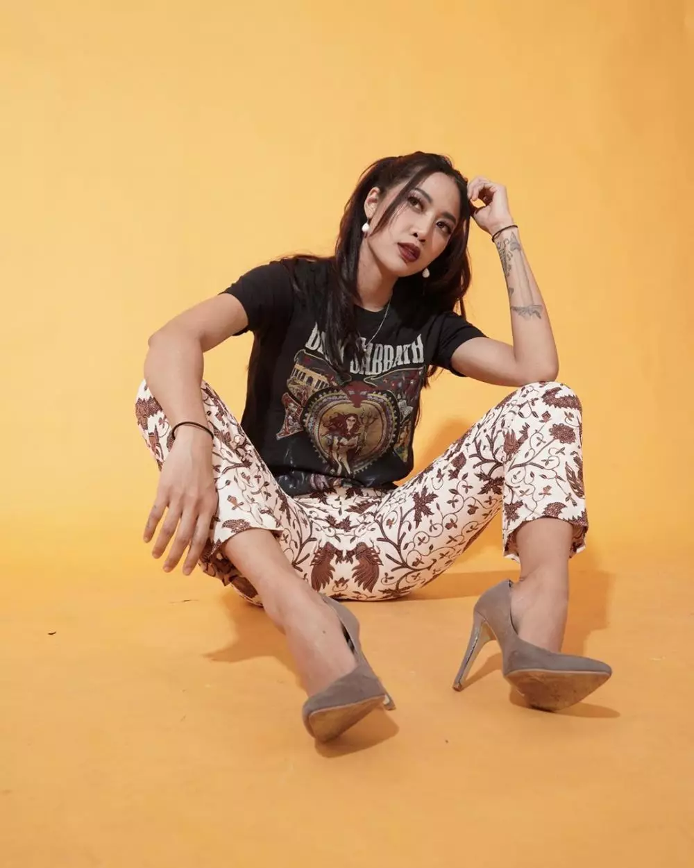 penyanyi cantik ini punya tato dari berbagai sumber