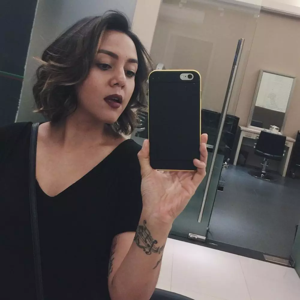 penyanyi cantik ini punya tato dari berbagai sumber