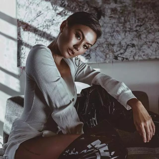 penyanyi cantik ini punya tato dari berbagai sumber