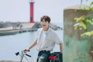 7 Ide outfit Kim Seon-ho 'Hometown Cha-Cha-Cha', simpel & bisa ditiru