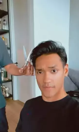 Momen Afgan potong rambut © 2021 Instagram