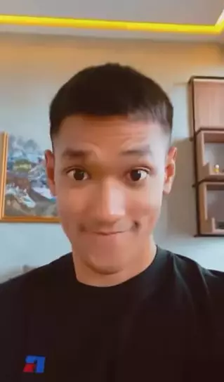 Momen Afgan potong rambut © 2021 Instagram