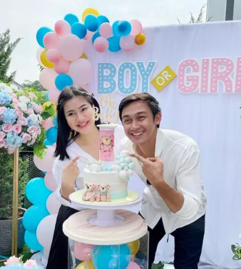 Momen gender reveal anak pertama pesinetron dari berbagai sumber Momen gender reveal anak pertama pesinetron dari berbagai sumber