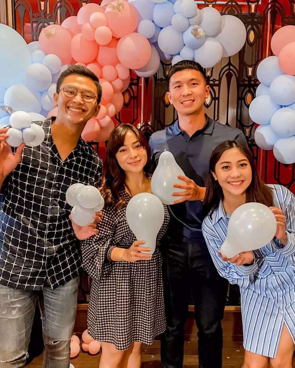 Momen gender reveal anak pertama pesinetron dari berbagai sumber Momen gender reveal anak pertama pesinetron dari berbagai sumber