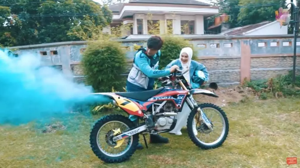 Momen gender reveal anak pertama pesinetron dari berbagai sumber Momen gender reveal anak pertama pesinetron dari berbagai sumber