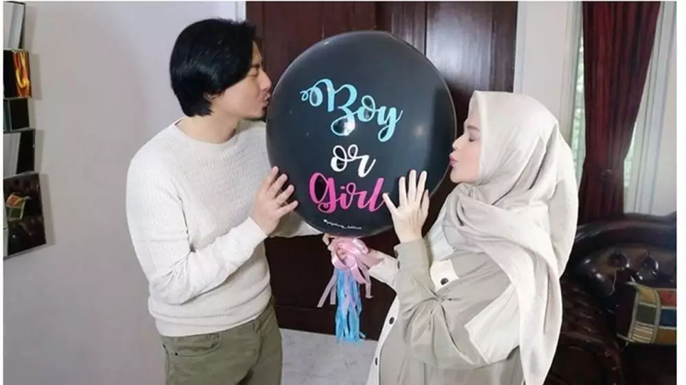 Momen gender reveal anak pertama pesinetron dari berbagai sumber Momen gender reveal anak pertama pesinetron dari berbagai sumber