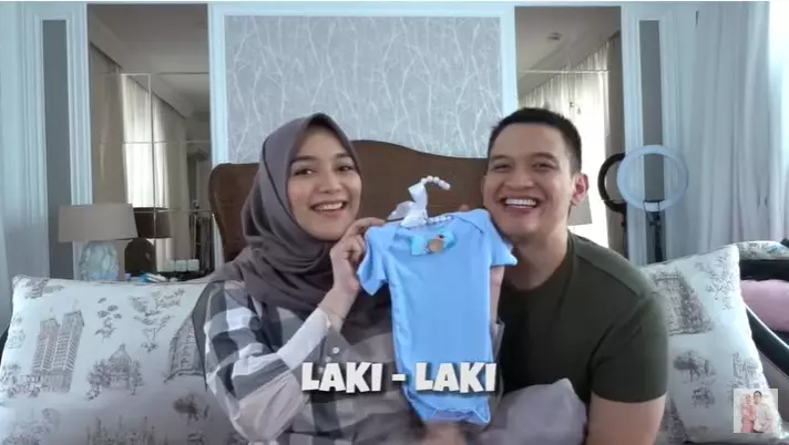 Momen gender reveal anak pertama pesinetron dari berbagai sumber Momen gender reveal anak pertama pesinetron dari berbagai sumber