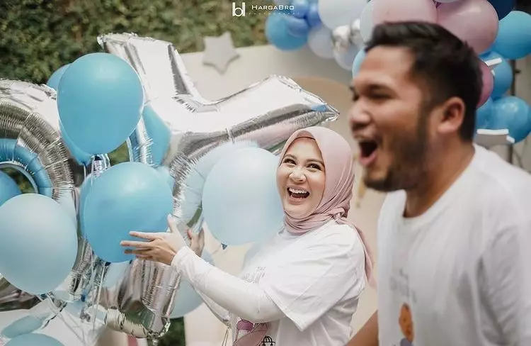 Momen gender reveal anak pertama pesinetron dari berbagai sumber Momen gender reveal anak pertama pesinetron dari berbagai sumber