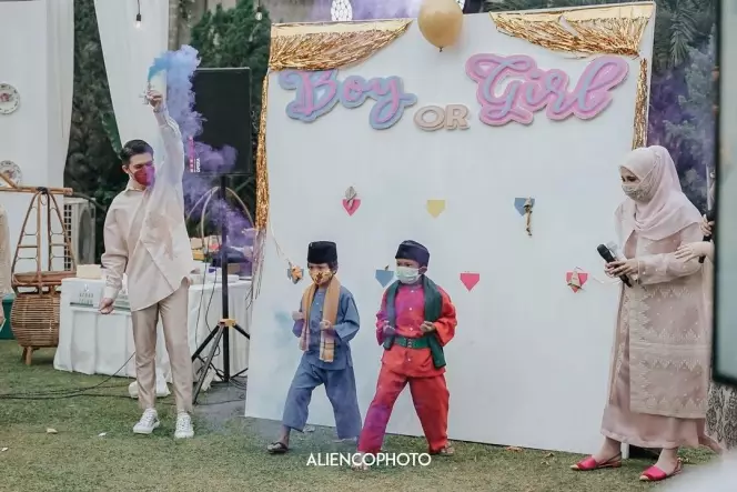 Momen gender reveal anak pertama pesinetron dari berbagai sumber Momen gender reveal anak pertama pesinetron dari berbagai sumber