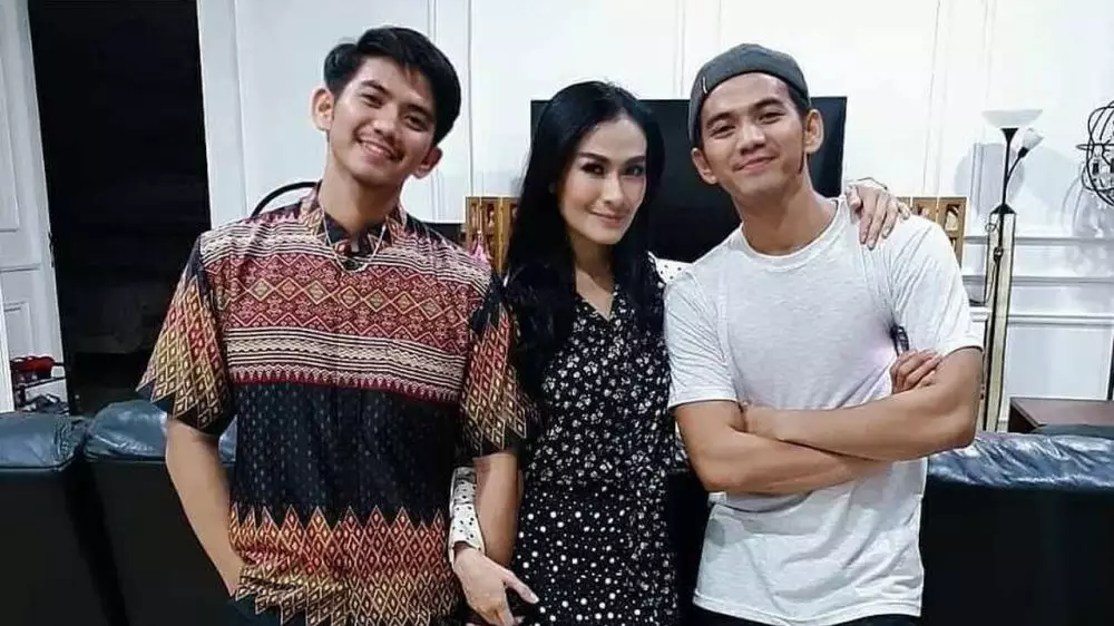momen Iis Dahlia dampingi Rizki dan Ridho DA © berbagai sumber momen Iis Dahlia dampingi Rizki dan Ridho DA © berbagai sumber